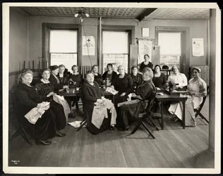 Un cercle de couture féminin à la société de secours Amelia, 115 East 101st Street, East Harlem, New York, 1920 (tirage gélatino-argentique)